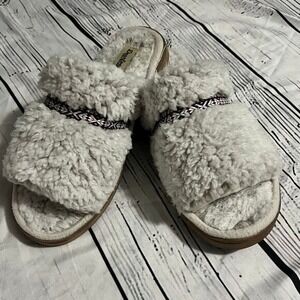 Dearfoams Cozy Sherpa Slippers with Tribal Band White Fuzzy House Shoes Size 7-8